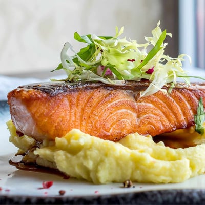 Fisch mit Kartoffelpüree und Brokkoli